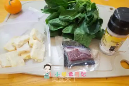 Make The spinach steak chicken noodles step 0