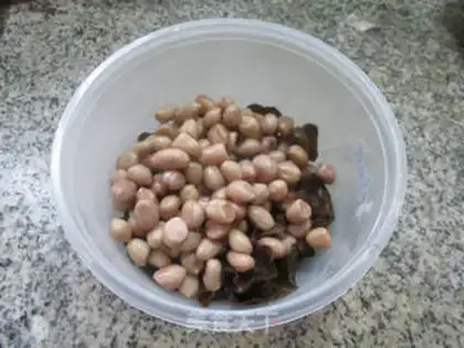 Make Peanuts with black ears step 3