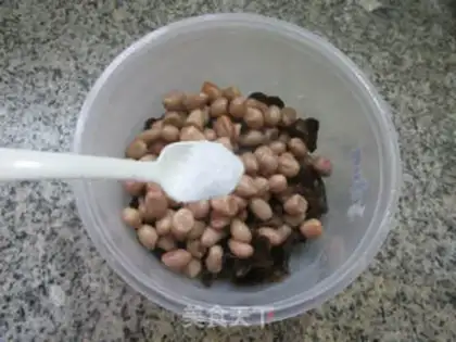 Make Peanuts with black ears step 4