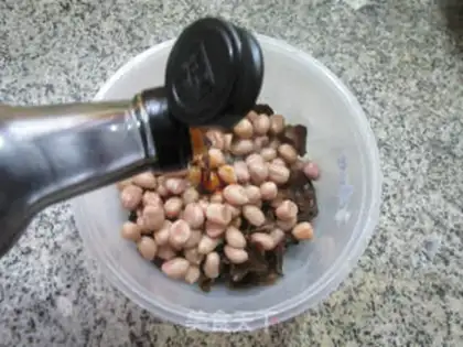 Make Peanuts with black ears step 5