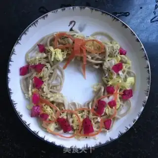 Make The ring of Christmas fruit and vegetables step 3