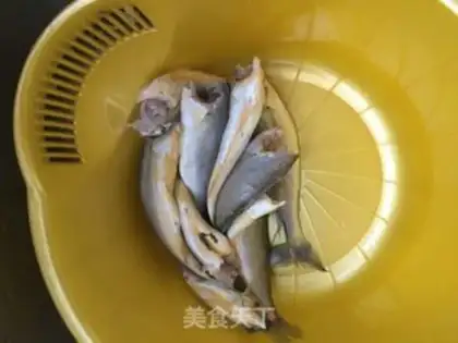 Make Dry-fried yellow flowers step 1