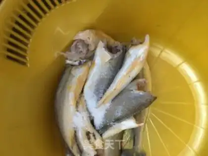 Make Dry-fried yellow flowers step 2