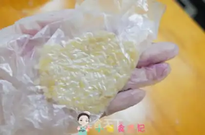 Make Christmas cake rolls step 2