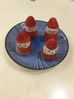 Make Santa Claus of Fruit step 3