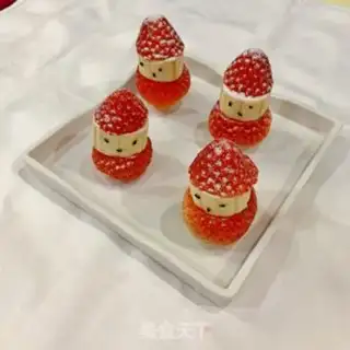 Make Santa Claus of Fruit step 4