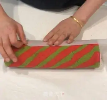 Make Christmas cake rolls step 14
