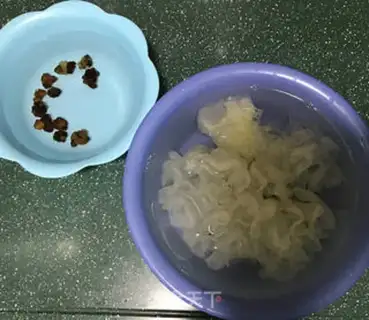 Make Peach geled with a silver ear soup step 1