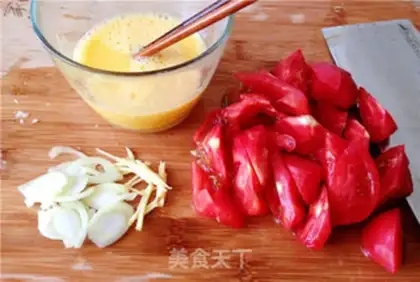 Make Tomato fried eggs step 1