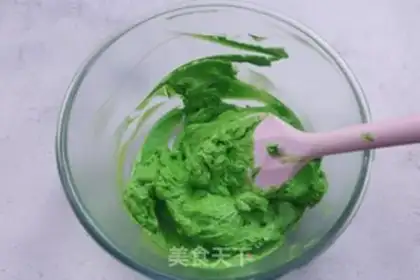 Make Christmas tree with cream step 2