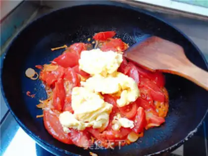 Make Tomato fried eggs step 5