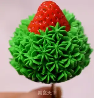 Make Christmas tree with cream step 3