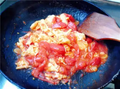 Make Tomato fried eggs step 6