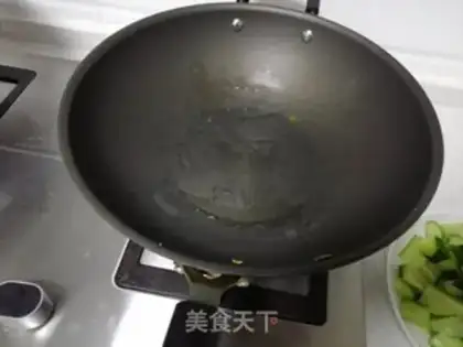 Make cucumber fried eggs step 2