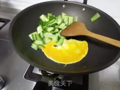 Make cucumber fried eggs step 3