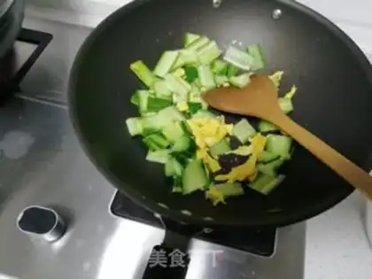 Make cucumber fried eggs step 4