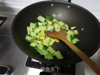 Make cucumber fried eggs step 5