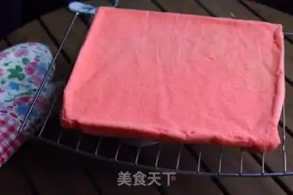 Make Christmas velvet roll step 15