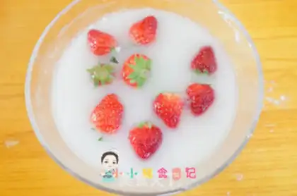 Make - Christmas Strawberry Snowman step 1