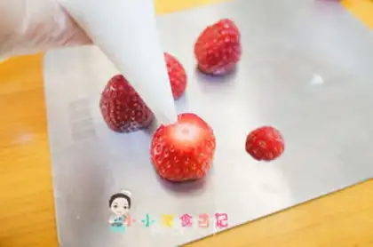 Make - Christmas Strawberry Snowman step 5
