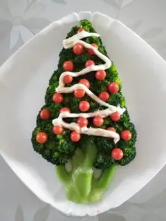 Make Christmas tree salad step 6