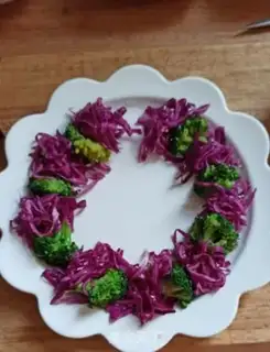 Make Tasty Christmas ring step 5