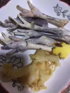 Make Fish and chicken foot soup step 0
