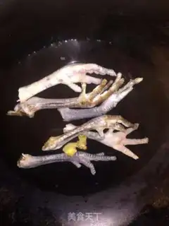 Make Fish and chicken foot soup step 1
