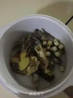 Make Fish and chicken foot soup step 2