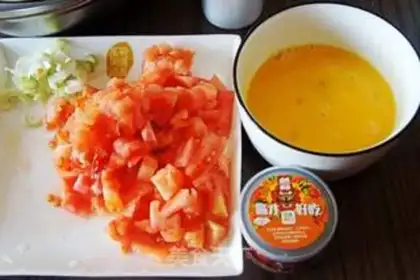 Make Hot tomato fried eggs step 1