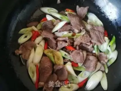 Make Little pepper onion fried lamb step 10