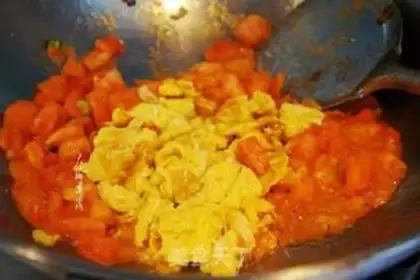 Make Hot tomato fried eggs step 4