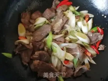 Make Little pepper onion fried lamb step 11