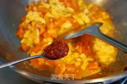 Make Hot tomato fried eggs step 5