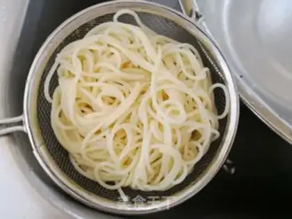 Make Black pepper beef noodles step 1