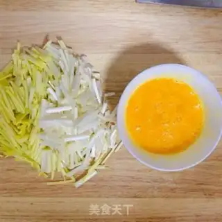 Make Quick, greasy and yellow eggs step 0