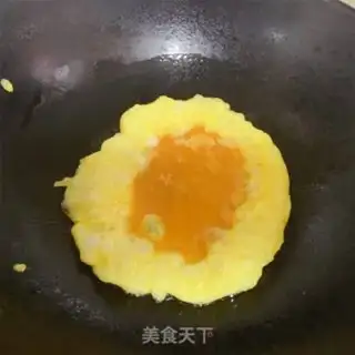 Make Quick, greasy and yellow eggs step 1