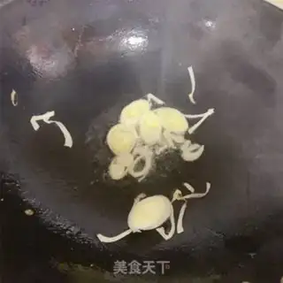 Make Quick, greasy and yellow eggs step 2
