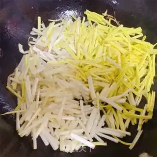 Make Quick, greasy and yellow eggs step 3