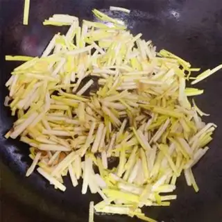 Make Quick, greasy and yellow eggs step 4