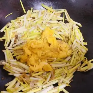 Make Quick, greasy and yellow eggs step 5