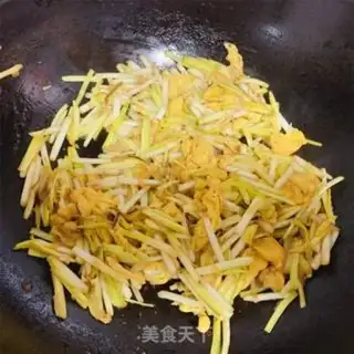 Make Quick, greasy and yellow eggs step 6