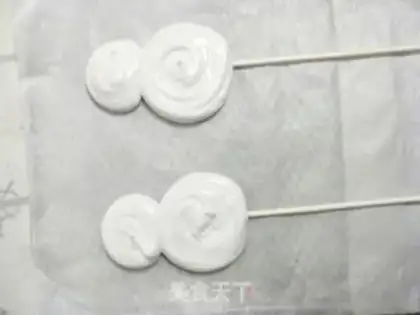 Make Snowman lollipops step 6