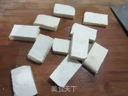 Make Eggs holding old tofu step 1