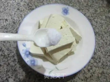 Make Eggs holding old tofu step 2