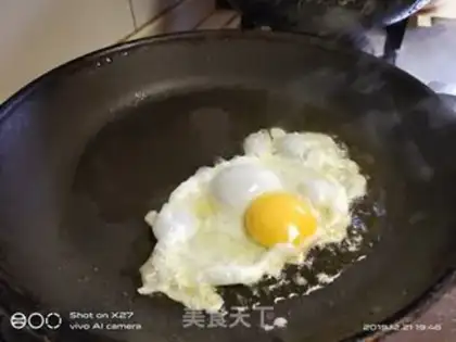 Make Egg cheeseburger step 1