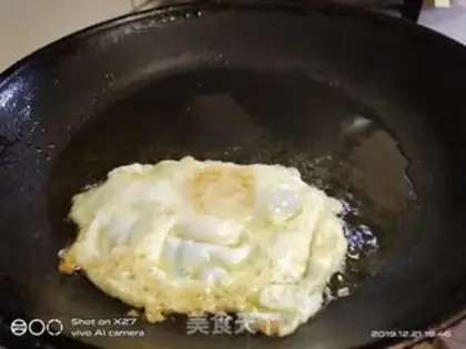 Make Egg cheeseburger step 2