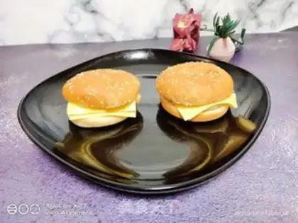 Make Egg cheeseburger step 4