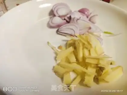 Make Onions with ginger beef step 1