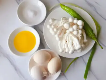 Make White mushroom fried eggs step 0